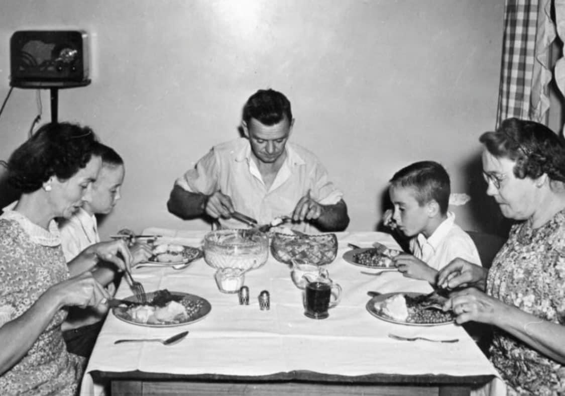 « Il paraîtrait que nous les « anciens » avons  détruit la planète ! 

Nous nous devons de remettre les pendules à l'heure avec quelques grossièretés et beaucoup de vérités.

A l'époque, j'allais chercher le lait à la laitrie du village avec un bidon à lait en fer blanc, je l'ai