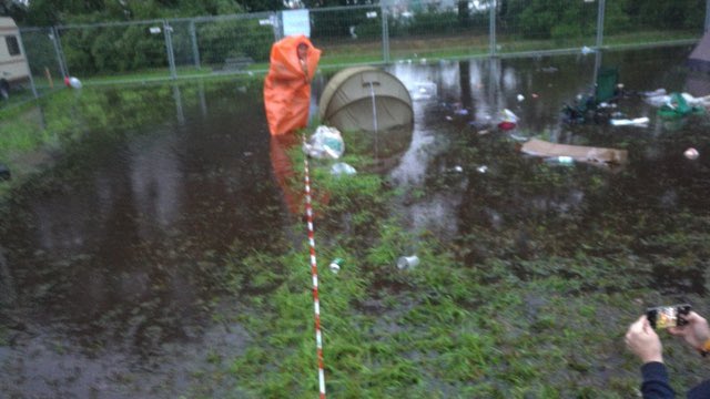 janzegal's tweet photo. #Wacken2023 ist ja der kleine Bruder vom #Hurricane2016.

#HurricaneSwimTeam @hurricanefstvl https://t.co/cci5pSuuB3