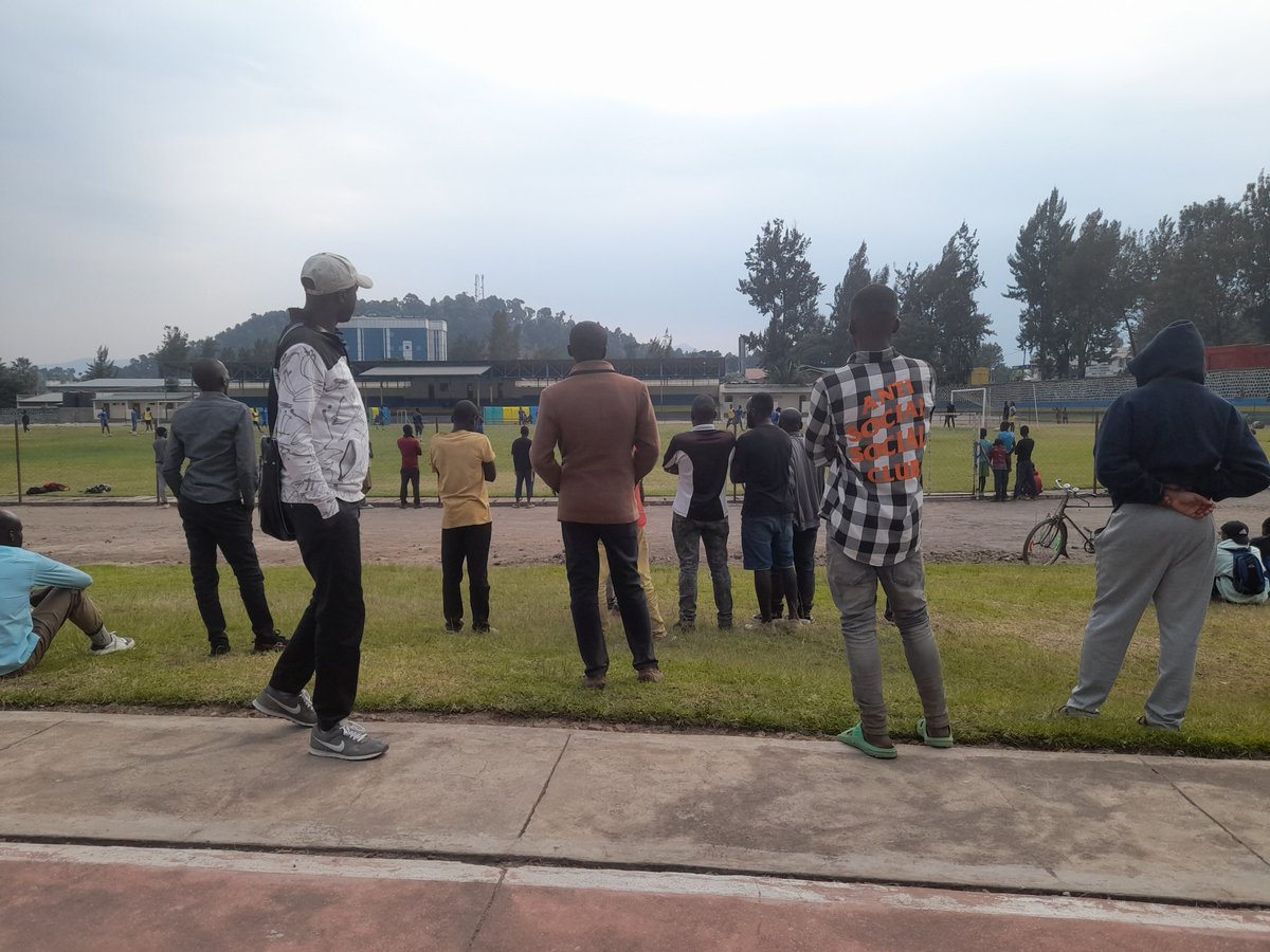 ndayambaje_123's tweet photo. Abafana ba @musanzefc batangiye gukora ibikorwa byiza , mu kanya gato ku myitozo bahaye amafaranga umunyezamu mushya baguze witwa #Modou Jobe , bitewe nuko arimo kubashimisha.
@DavidMugaragu @Dakabra250
@MizeroPedro @kwizigira @ogalorenzo @Olivierbie @ReaganRugaju https://t.co/MHCsVt3Q9f