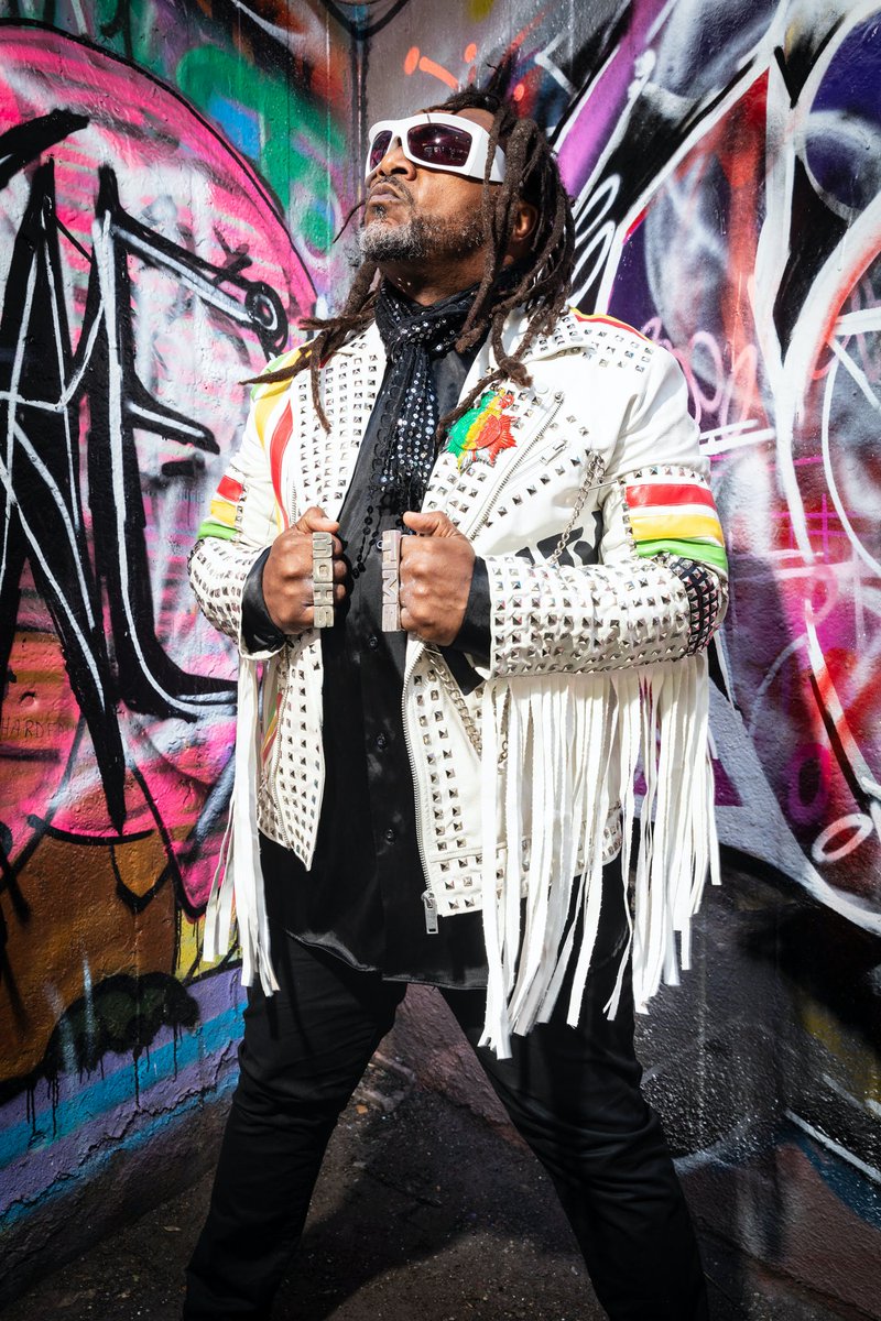 Skindred’s Benji Webbe: “I can sing like a motherfucker, so I’m going to use what I’ve got to make this music count” kerrang.com/skindred-inter…