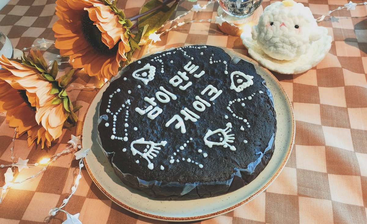 "พวกนายก็รู้ว่าฉันไม่กินอาหารที่คนอื่นทำ" 

"เถอะน่าจุงฮยอกอา อย่างน้อยก็ครั้งนี้"

"ไม่.. คิมดกจา !" เขาโดนคิมดกจาดันให้นั่ง แล้วไม่นานนักก็มีเค้กมาตั้งบนโต๊ะเบื้องหน้า

เขาเผยสีหน้าหงุดหงิดออกมาแต่ก็หันใบหน้ามองไปยังของหวานที่ถูกยูมีอานำมาวางเอาไว้

‘남이 만든 케이크’

(+)