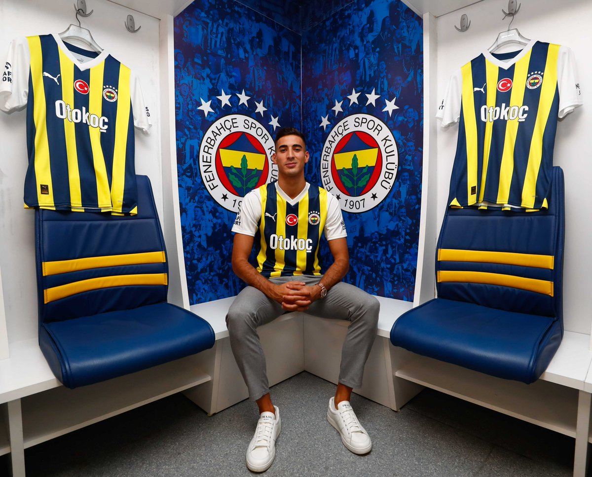 Fenerbahce's tweet photo. Ailemize hoş geldin Mert Müldür! 💛💙

🔗 https://t.co/5C4AuSrGLW https://t.co/VQFEXsxq0b