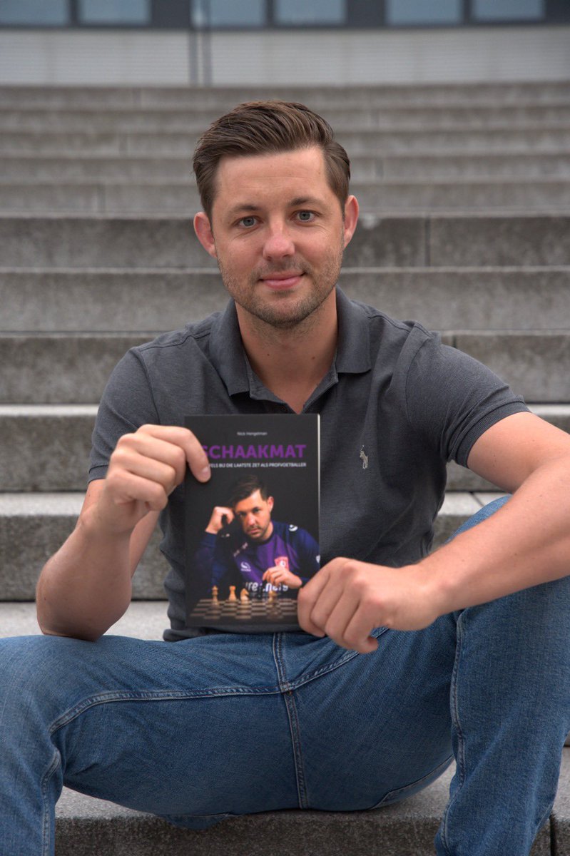 hengelmannick's tweet photo. Een eigen boek. Wat een avontuur! Een bucketlistding dat is afgevinkt. Een project waar je niet in een dag mee klaar bent. Bloed, zweet en tranen. En dan je project zo zien gaan, geweldig!

Het boek zelf kunnen uitgeven. Je eigen boek in winkels zien liggen. Bestellingen zien binnenkomen. Recensies ontvangen van bekenden en totaal onbekenden. Foto's met mensen die op vakantie jouw boek gaan lezen. De aandacht in de media en op de sociale platformen. Signeersessies. En ga zo maar door. In één woord: fantastisch!

En het mooie is, het is nog niet eens afgelopen! We gaan gewoon door. Het boek is nog steeds verkrijgbaar op de webshop of bij de plaatselijke boekhandels. Dus mocht je nog een boek willen meenemen op vakantie of lekker voor thuis op de bank, ze zijn er nog! En uiteraard wordt elke recensie of foto super gewaardeerd.

Nogmaals dank aan iedereen! ❤️

https://t.co/2x5zYVfNIw

#eigenboek #avontuur #dankbaar #schaakmat