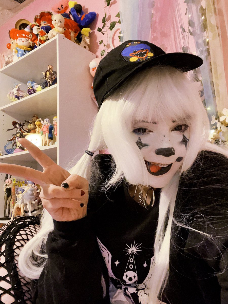bouncyclown's tweet photo. Happy #internationalclownweek day 2

My sweater is by @mapurlsyrup https://t.co/GwRyoZNzs8