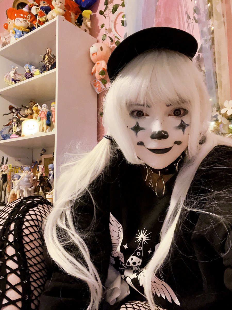 bouncyclown's tweet photo. Happy #internationalclownweek day 2

My sweater is by @mapurlsyrup https://t.co/GwRyoZNzs8