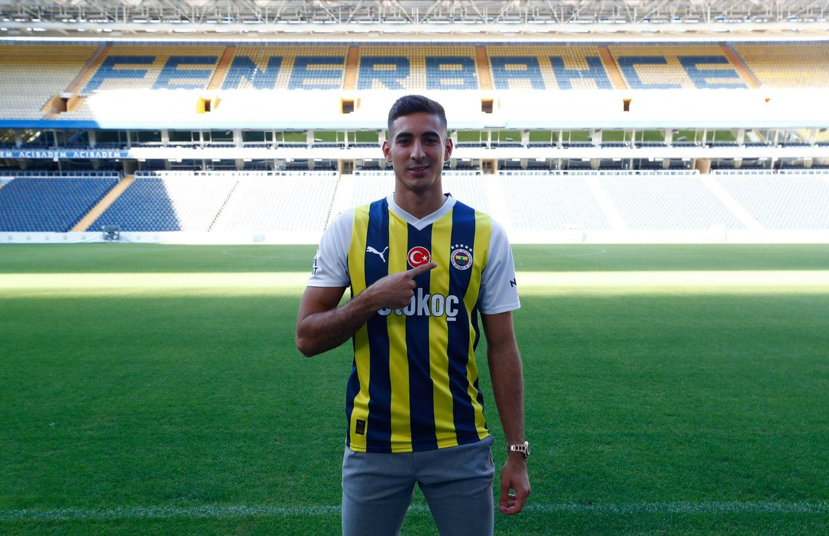 Fenerbahce's tweet photo. Ailemize hoş geldin Mert Müldür! 💛💙

🔗 https://t.co/5C4AuSrGLW https://t.co/VQFEXsxq0b