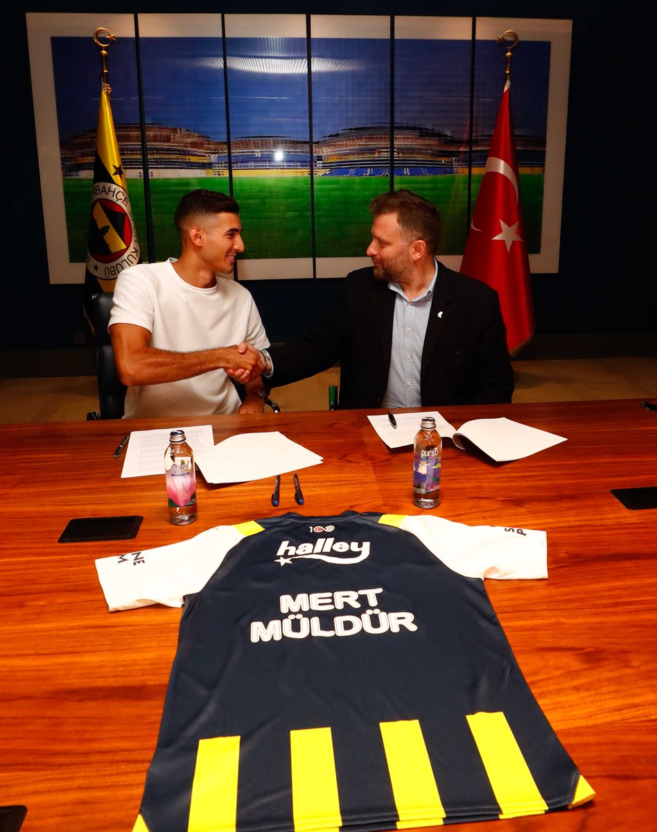 Fenerbahce's tweet photo. Ailemize hoş geldin Mert Müldür! 💛💙

🔗 https://t.co/5C4AuSrGLW https://t.co/VQFEXsxq0b