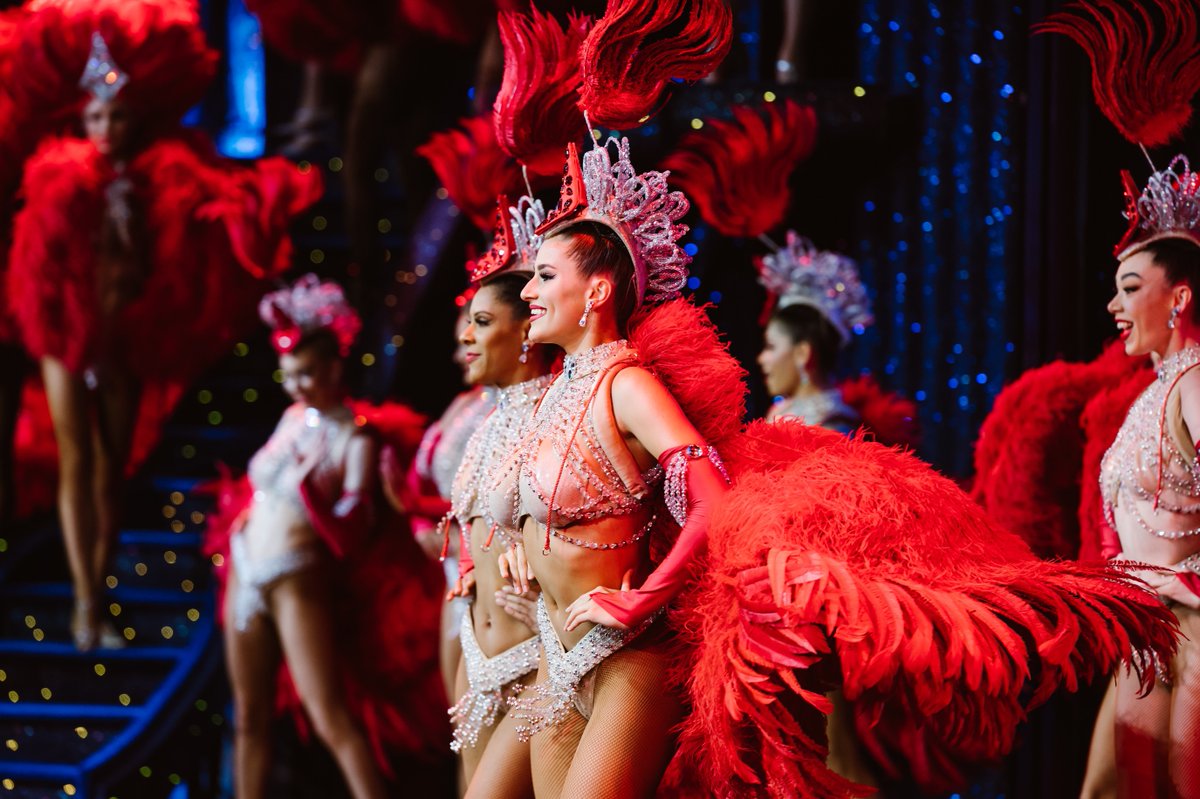 Plumes, paillettes, strass… en scène!💃🏼 Feathers, sequins, rhinestones… it’s show time! 💃🏼 📸: Sandie Bertrand #moulinrouge #moulinrougeofficiel #show #spectacle #danseurs