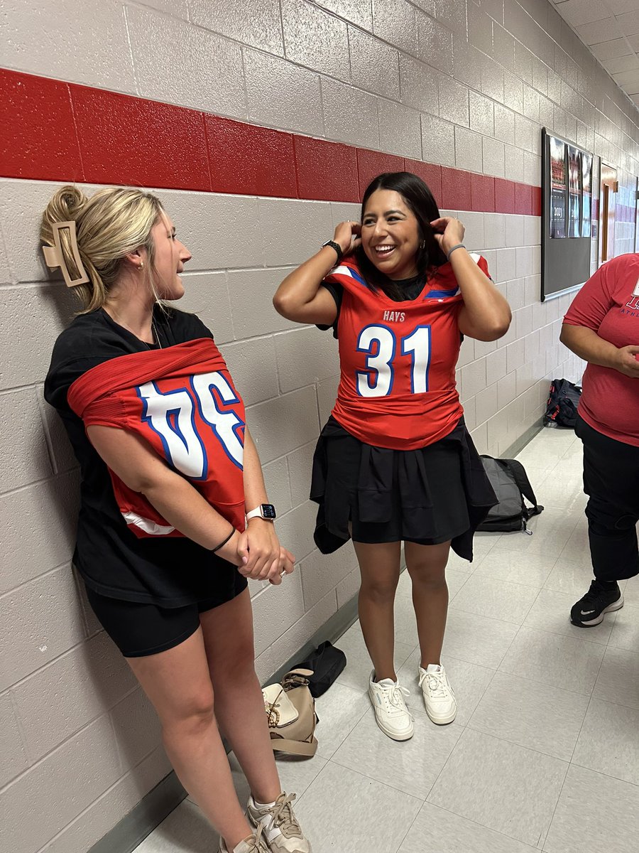 Thank you for helping us donate peanut butter to the @hayshawksfb Peanut Butter Bowl that benefits Hays Hope 2 Go!! #hustleandheart <a href="/Buda_Bulldogs/">Buda Elementary</a> <a href="/HaysCISD/">Hays CISD</a>