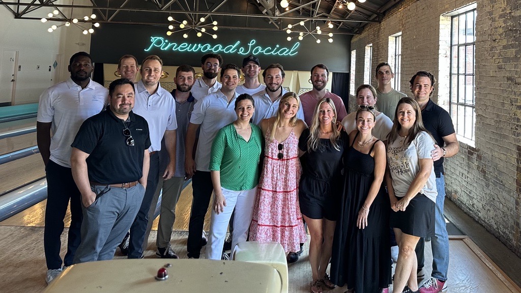 RJYoungCo's tweet image. Last Friday our marketing and Nashville sales team took a much deserved team outing to Pinewood social to celebrate the success of our Q2 sales. Huge thanks to @PinewoodSocial for being amazing hosts! We had a blast!🎳🍔🎉 

#TeamOuting #CorporateFun #BowlingTime #PinewoodSocial