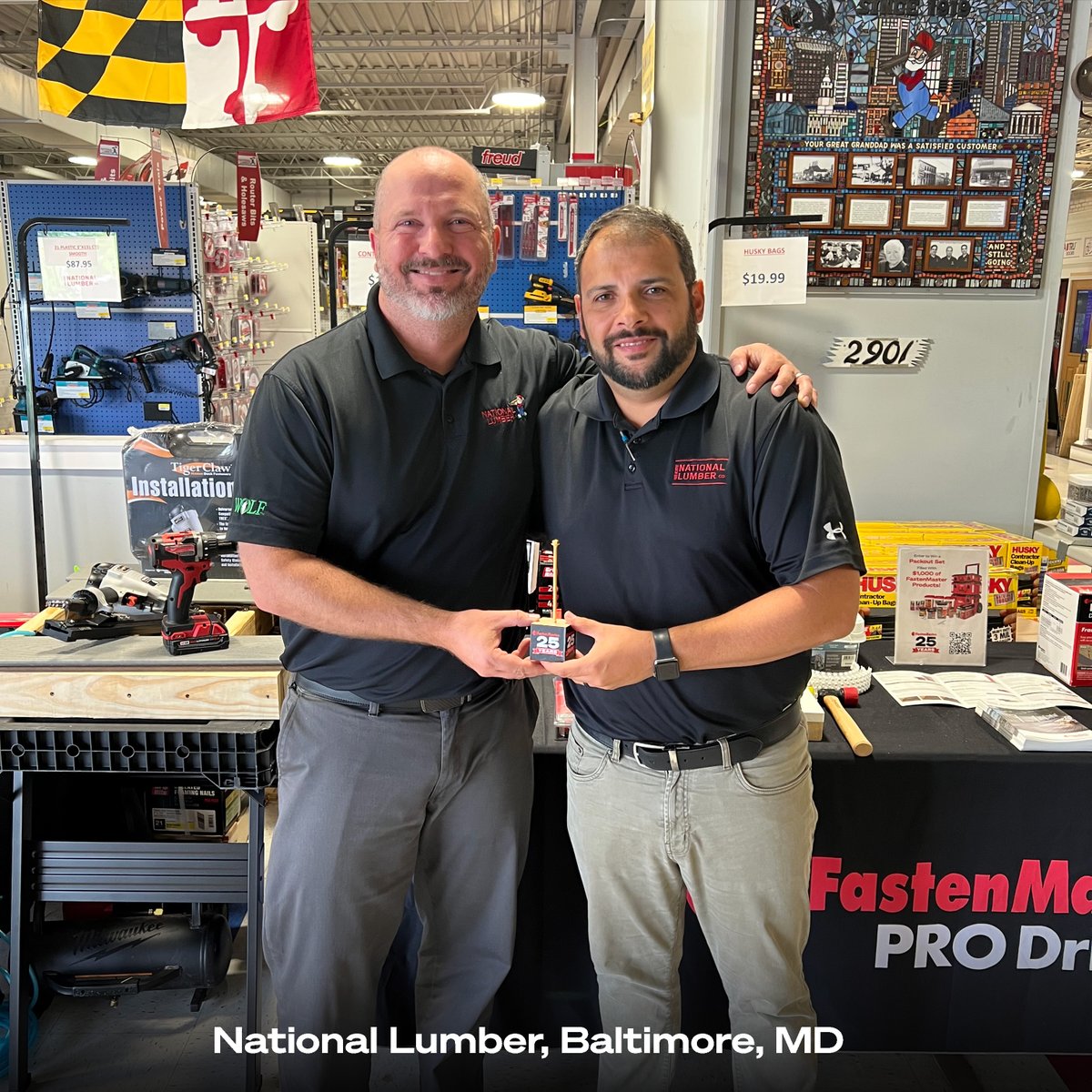 FastenMasterPro's tweet image. Behold the Golden TimberLOK!

As part of our #FM25 celebration, our sales team met up with some of our top dealers to present them with the Golden TimberLOK as a token of our gratitude for their partnership.

#FastenMaster #PRODriven #FM25