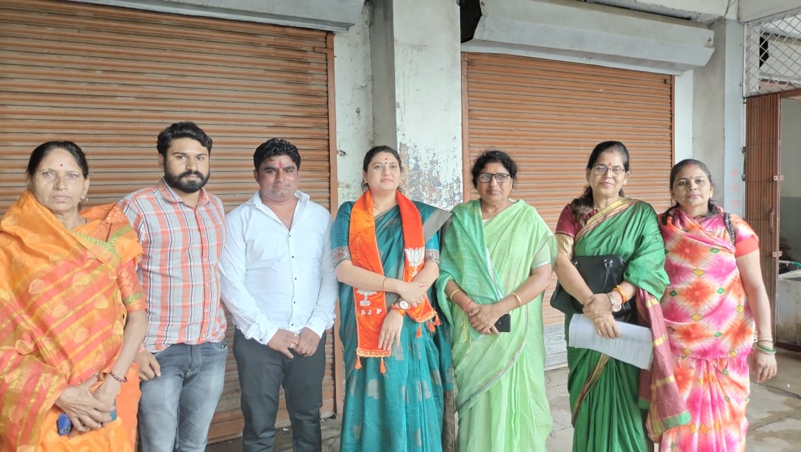 Princelodwal1's tweet photo. बाबा महाकाल की नगरी उज्जैन पधारने पर 
भारतीय जनता पार्टी महिला मोर्चा गुजरात प्रदेश अध्यक्ष @Deepikasardava  जी के साथ एक  परिचात्मक चित्र लिया,साथ में उज्जैन महिला मोर्चा की बड़ी बहने पदाधिकारी मौजूद रहे,,
@YadavKalawati @PramilaYadav02 @SengarKhagesh https://t.co/2kYOlW0rv8