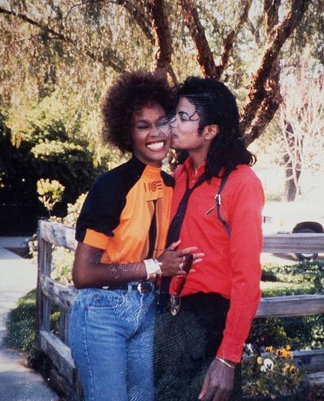 ThrillerGlitter's tweet photo. Michael Jackson and Whitney Houston photographed at Neverland, 1989. https://t.co/1E10gOYbkb