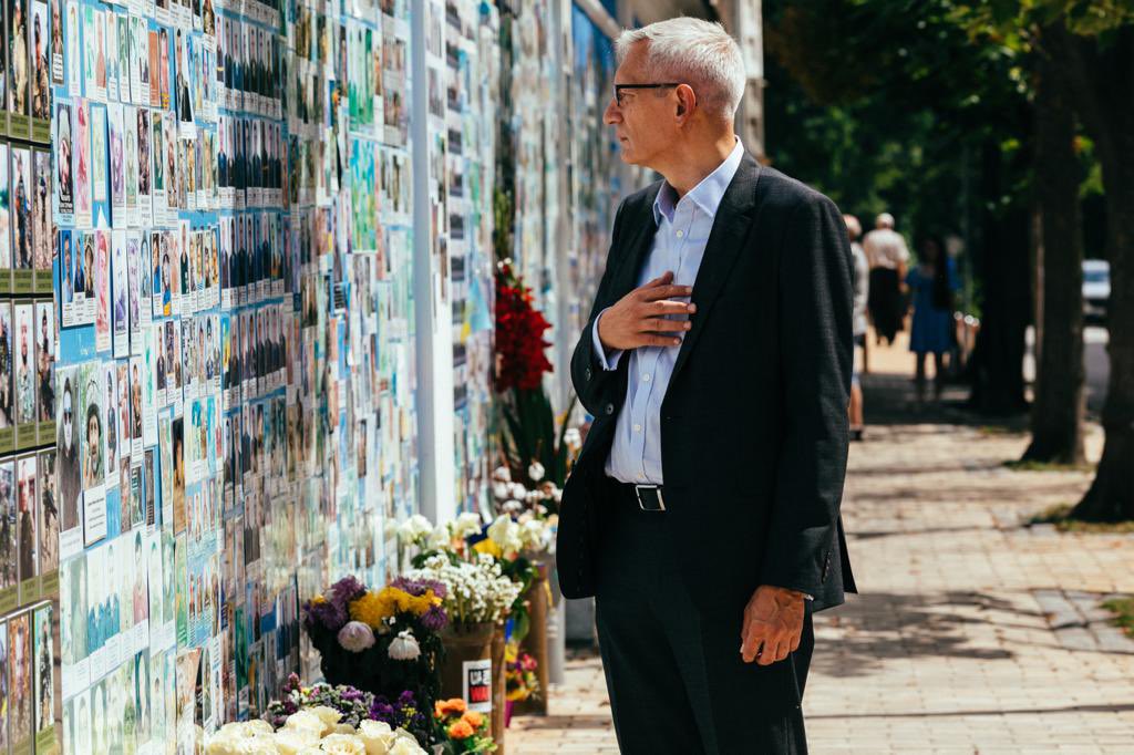 This morning I commemorated the brave men and women who died fighting for the freedom of Ukraine and Europe. Their sacrifice and heroism fills us with gratitude and respect. #StandwithUkraine