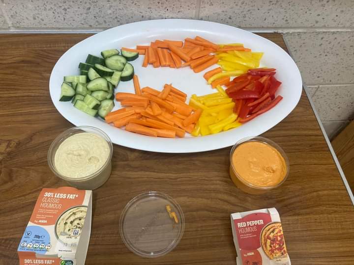 TrinityMboro's tweet image. We love having a range of snacks for children to try during our groups. Today in Open Hall we had carrot sticks, cucumber sticks, red and yellow sweet peppers and hummus. @TogMbroRC  @TogNetworkEng  #families #community #HealthyFood