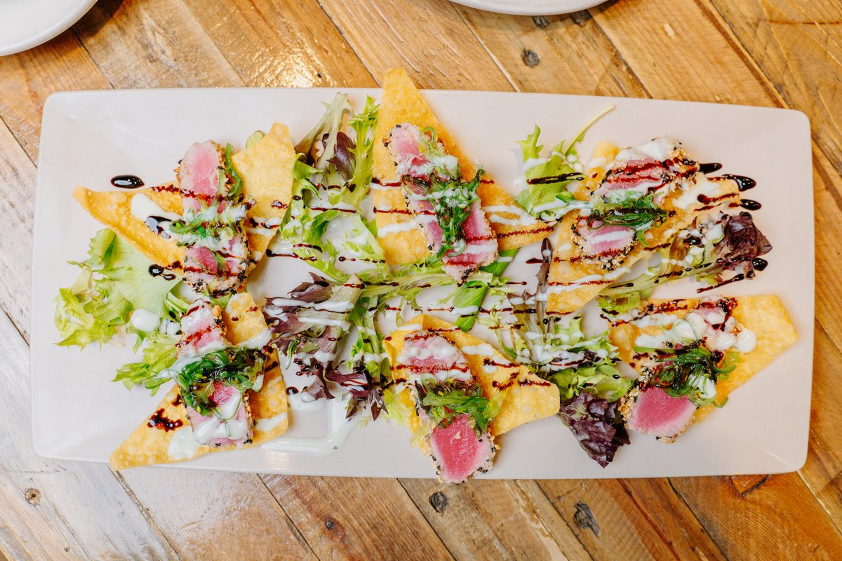 Daisys_LI's tweet photo. Seared rare ahi tuna, sesame seeds, wakame salad, cucumber wasabi, balsamic-soy drizzle, and crispy wontons- our Tuna Crisp is 💯! https://t.co/5kC2t82KoC
