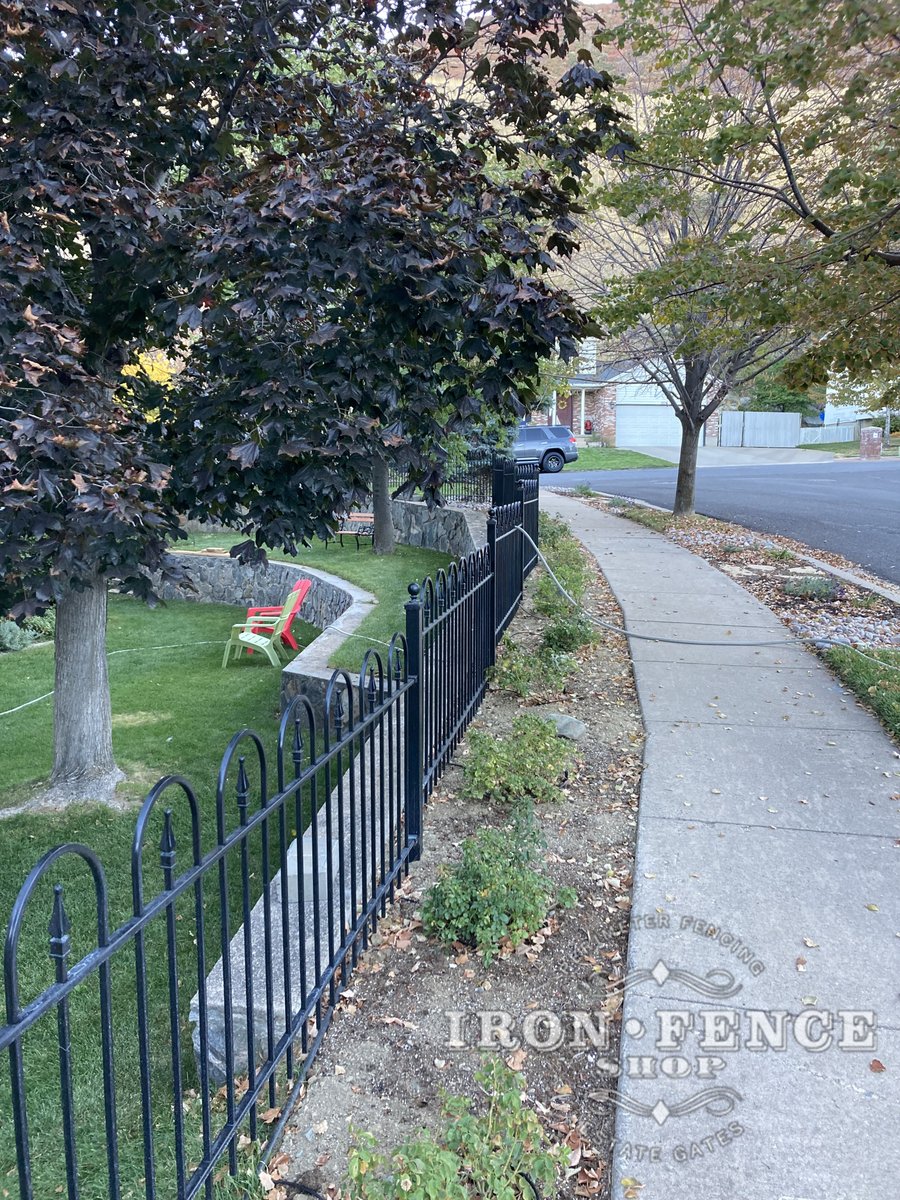 We love the way this hoop fence with custom gate turned out. It gave this yard an extra dash of brilliance! ✨ 

#IronFenceShop #IronFence #HoopPicketFence #CustomFence #CustomFencing #CurbAppeal