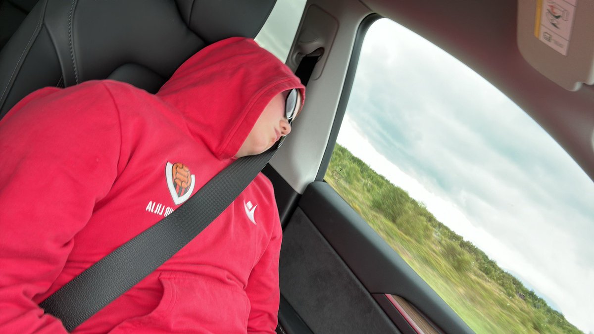 horduragustsson's tweet photo. #RoadToBesta heldur áfram. Ferðafélaginn er aðeins þreyttur https://t.co/DYdpjCb3pE