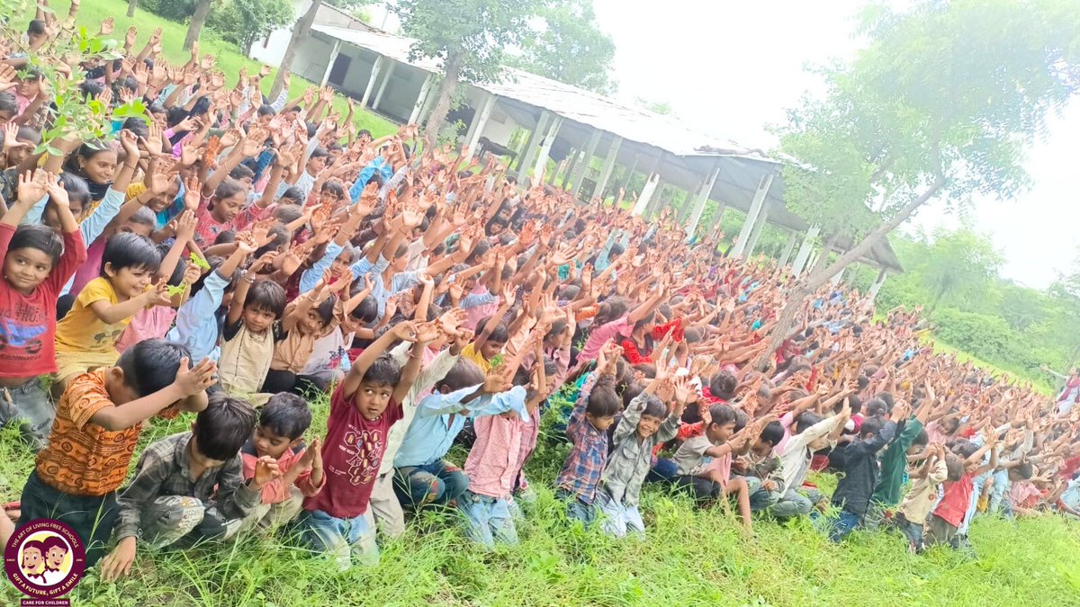 aolschools's tweet photo. Our free school in Sarda, Rajasthan welcomed around 300 new students this academic year!
Kudos to the efforts of the teachers & staff who went door to door in the village to enroll more underprivileged children. @Bhanujgd #GiftASmile
Contribute at https://t.co/hfYJyGFZKC https://t.co/YrPhzwRQZH