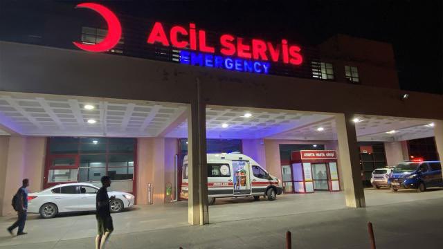 Diyarbakır'da 112 Acil Sağlık ekibine saldıran 3 zanlı tutuklandı
Diyarbakır'da görevden dönen 112 Acil Sağlık ekibine gerçekleştirilen saldırıyla ilgili gözaltına alınan 3 şüpheli tutuklandı