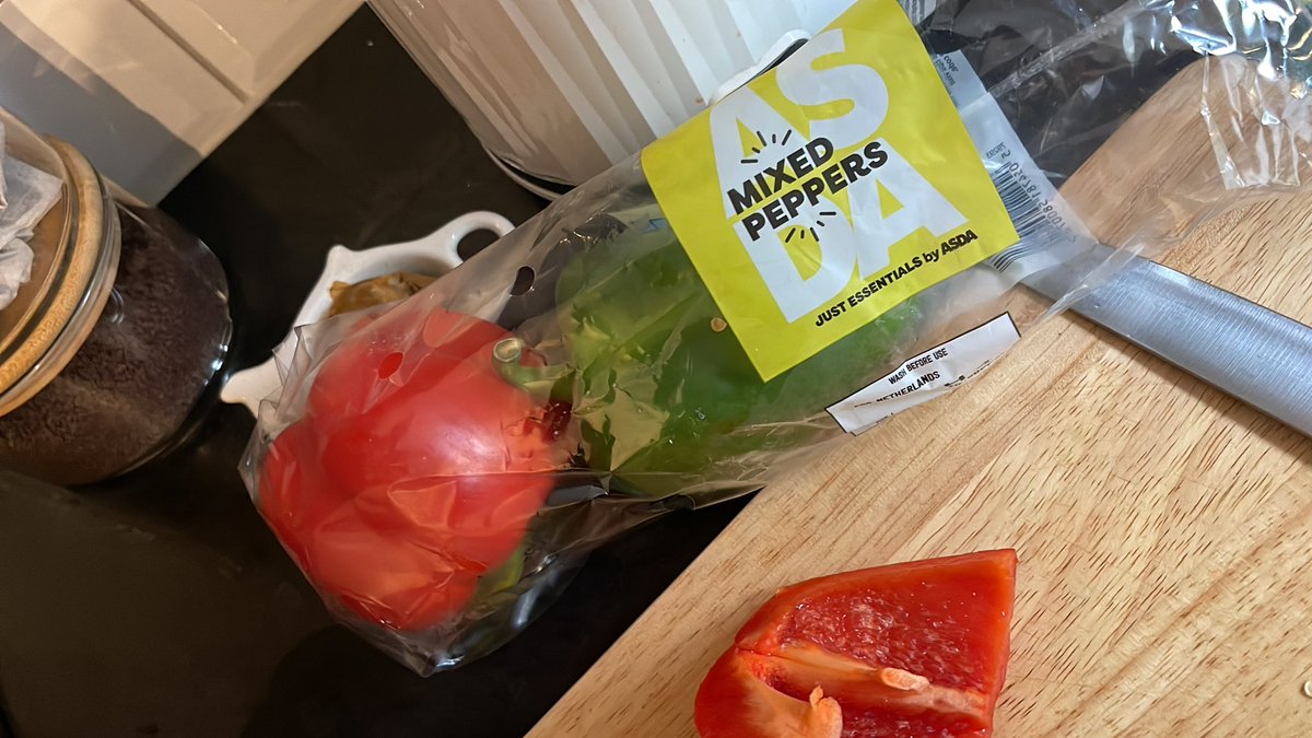 ragan_burrows's tweet photo. @AsdaServiceTeam Hi, I've just found what looks like part of a staple in my peppers?? https://t.co/FvrAGOfWhv