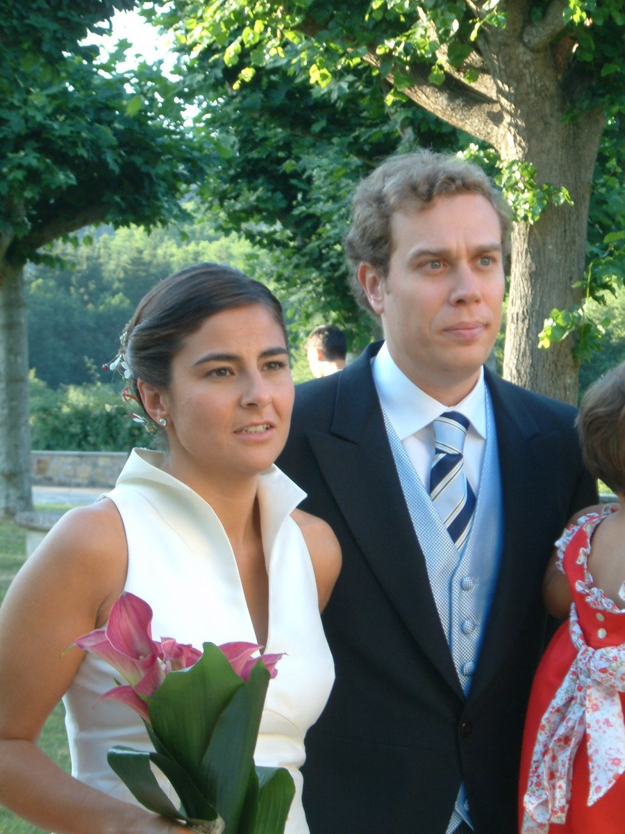 mayyte25's tweet photo. BUSCAMOS A LOS DUEÑOS DE UNA TARJETA DE MEMORIA⚠️
Este año me compré una tarjeta de memoria en una tienda de fotografía random de Porto sin packaging. Cuando pasé las fotos que hice al ordenador, vi que había fotos de una boda. 
Quiero devolver todas las fotos, aquí algunas⬇️ https://t.co/6yyzr6cZoH