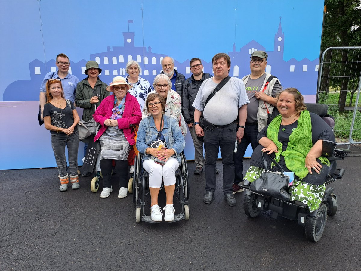 Tampereen kaupungin vammaisneuvoston ja sen esteettömyystyöryhmän virallinen ryhmäkuva Loviisan asuntomessuilta. 

Matkamme sujui oikein hyvin.

<a href="/Tamperekaupunki/">Tampereen kaupunki</a> 
<a href="/Loviisa_Lovisa/">Loviisan kaupunki - Lovisa stad</a> <a href="/Asuntomessut/">Asuntomessut</a> 

#esteettömyys
#yhdenvertaisuus