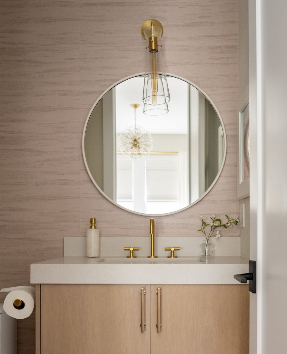 PhillipJeffries's tweet photo. Design Works Studio wraps the walls of this delicate powder room with our Vinyl Brushstroke Silk collection in Ecru Palette! Discover the collection and order a sample: https://t.co/CVtrd5Fl11 https://t.co/HY96W9llp0