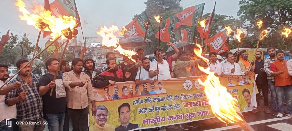 kislay_official's tweet photo. भारी बारिश भी @BJYMinJH के कार्यकर्ताओं का उत्साह डिगा नहीं पाई।
आज भाजयुमो, रांची के द्वारा मशाल जुलूस में सम्मिलित हुआ।
राज्य के युवाओं के हक की इस लड़ाई में हम तबतक संघर्ष करते रहेंगे, जबतक यह अंधी और बहरी सरकार को दिखाई और सुनाई देना शुरू ना कर दे।
@BJP4Jharkhand
@yourBabulal
@bjpkarmveer
@OfficialBJYM_RM