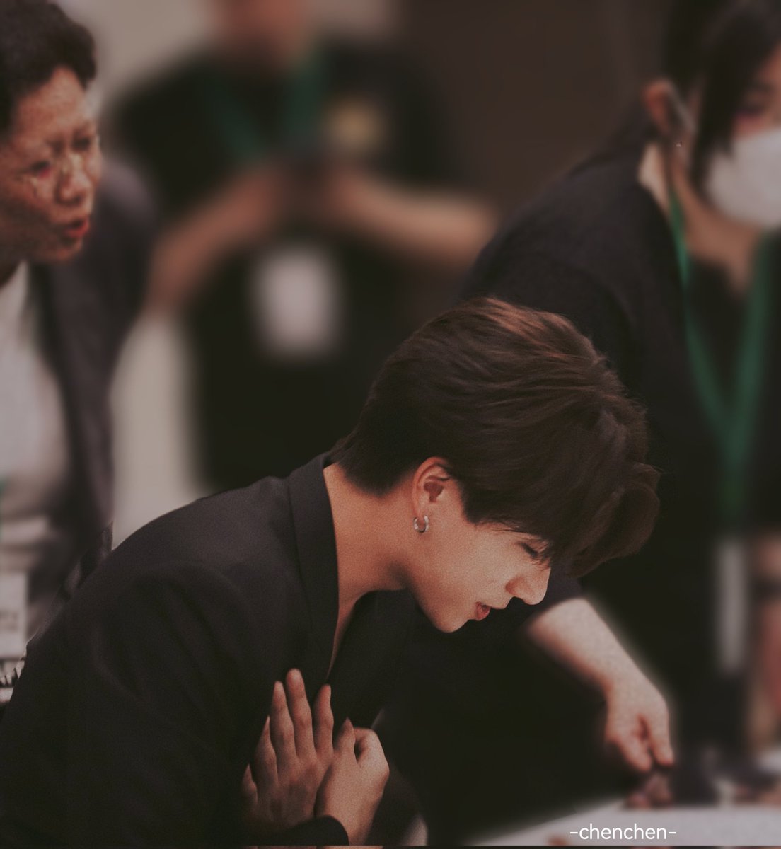 Never get to know boy from others mouth. Please see him with your own eyes and feel him with your own heart.
This is a great boy. He cherishes his fans. Don't say goodbye easily. Because he responded to your love with his heart.🖤
#MusiconxPerthD3
#PerthTanapon 
#KDPPE