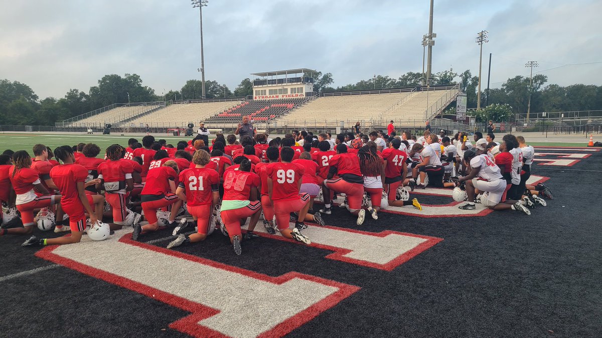 rockerlee229's tweet photo. #DSGB getting after it this morning during practice &amp; in the weight room! We also enjoyed listening to @nc370922 give a great Character Ed talk on Integrity! #DoRight https://t.co/hEMEZqFtdk