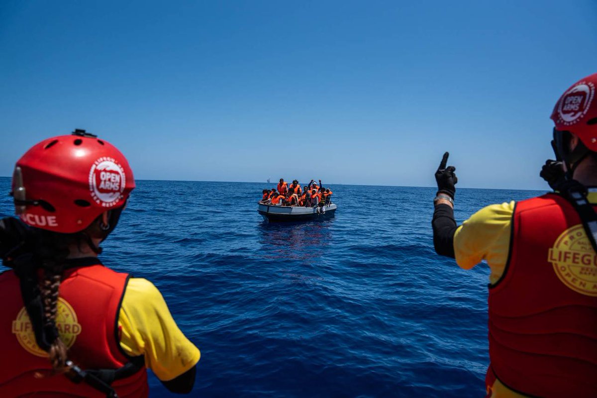 openarms_fund's tweet photo. Tras rescatar a 24 personas en el #Med, esta tarde #OpenArms recibía la alerta de dos embarcaciones en dificultad con unas 100 personas a bordo.  

Cuando nuestro remolcador estaba a punto de llegar, hemos visto una lancha de las milicias libias en el área. Habían prendido fuego a una embarcación y nos amenazaban para que dejáramos la zona.  

Solo hemos podido ver el humo en el aire y constatar una vez más cuál es el interés real de las milicias libias financiadas por la #UE: impedir que las embarcaciones en dificultad reciban socorro, amedrentar y devolver a las personas al infierno de #Libia.  

Además, las autoridades italianas acaban de asignarnos Civitavecchia como puerto de desembarco para las 23 personas que llevamos a bordo, a más de 3 días de navegación desde la zona del rescate.  

¿Se puede ser más cínicos e inhumanos?  

Únete a nuestra banda. Te necesitan. 
https://t.co/zaFKxSVK8E 

#HazteCriminal #openarmsrescue #Misión102 #CadaVidaCuenta #HumansBeingHumans 

📸@matias_chiofalo