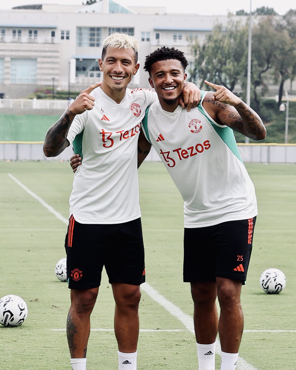 Bros 😁

🇦🇷 @LisandrMartinez x @Sanchooo10 🏴󠁧󠁢󠁥󠁮󠁧󠁿

#MUFC || #MUTOUR23