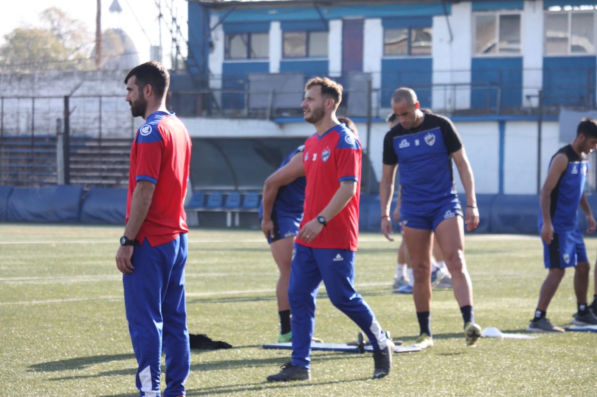 #Fútbol

Entrenamiento en casa. 

El Funebrero entrenó en el estadio y ya tiene la cabeza puesta en el choque del próximo domingo cuando desde las 15:30hs se mida con JJ Urquiza en condición de visitante. 

#VamosMidland ⚪💙⚪