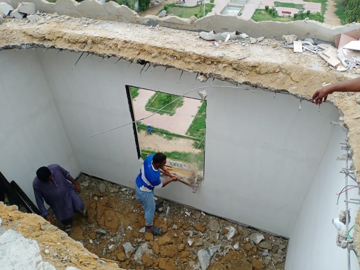 S_NehaShah's tweet photo. Crackdown on builder mafia in sub division Gulberg. Took action on 3rd floor in Block 14. 

Please do proper investigation before buying property and do not settle for illegal floors and buildings. 

#AssistantCommissioner #Gulberg #DistrictCentral #Karachi #SindhPolice #SBCA https://t.co/M40tXia7Dp