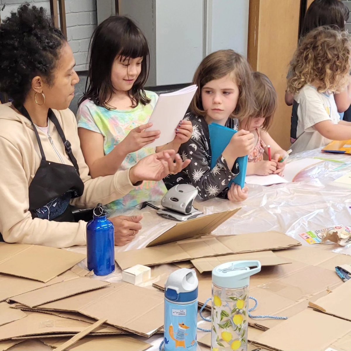 HeartInArt_UK's tweet photo. Tie-Dye T-shirts and book making today at the summer club in Kennington. 
.
.
#artistsatwork #artclubseasons #kidsloveartsncraft #summerworkshops #creativeclassesforkids https://t.co/Pk8Gzq6jAN