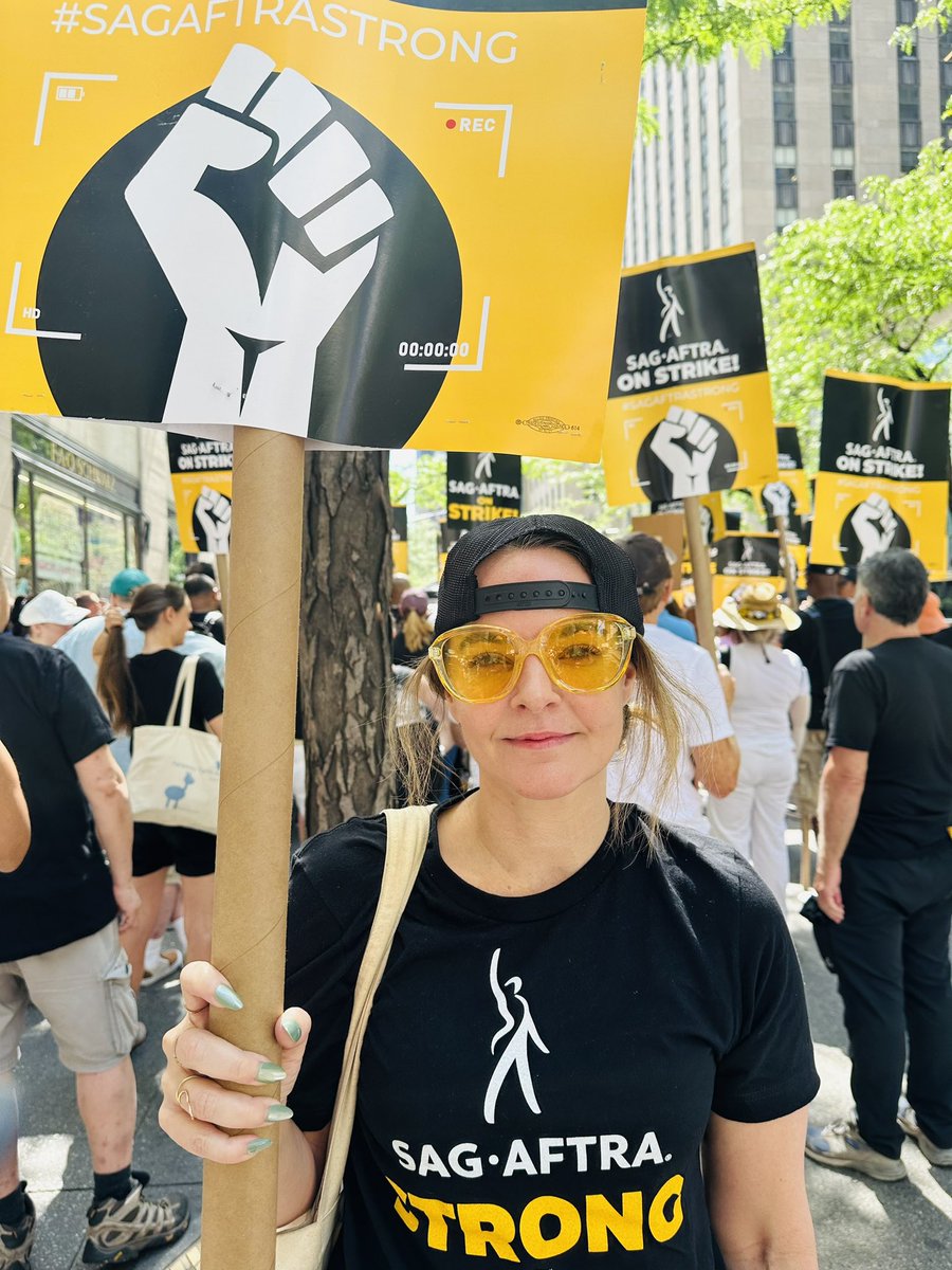 AngelaBelcamino's tweet photo. Still out here fighting the good fight. Who stands with SAG-AFTRA? https://t.co/p6JZdQpzR8