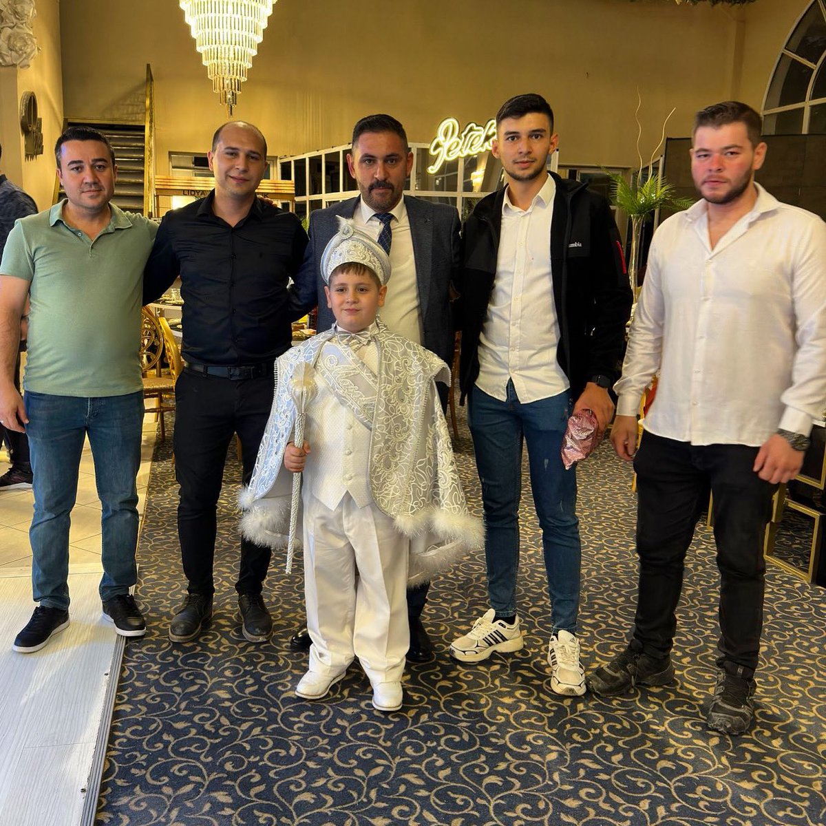 Geçmiş dönem Odunpazarı Gençlik Kolları Başkanımız Sn.Faruk Gökçe'nin oğlunun sünnet düğünü merasimine Yönetim Kurulu Üyelerimiz ile katıldık.
Genç kardeşimize sağlıklı bir ömür diler ve Gökçe ailesine hayırlı olmasını dileriz.
