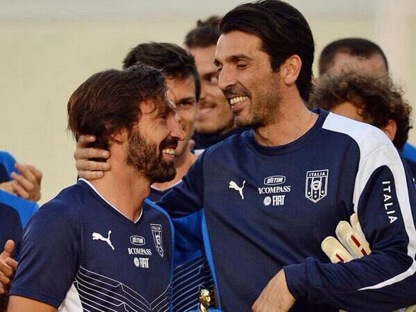 Pirlo_official's tweet photo. Gigi per me significhi “i migliori anni della nostra vita”.  Non sono solo i ricordi a legarci, ma un’amicizia profonda, sincera e appassionata. Superman del calcio mondiale, da oggi diventi un eroe dei nostri tempi. @gianluigibuffon https://t.co/kitqndXrXv
