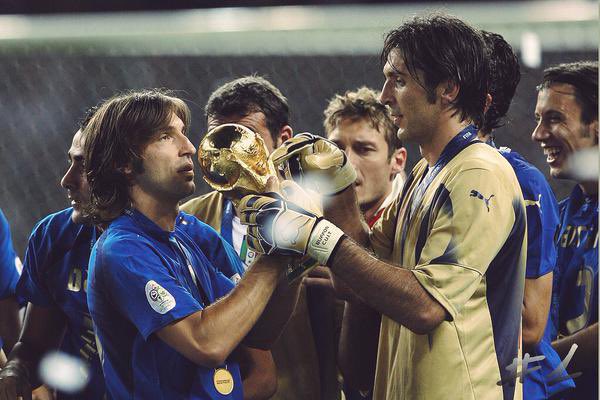 Pirlo_official's tweet photo. Gigi per me significhi “i migliori anni della nostra vita”.  Non sono solo i ricordi a legarci, ma un’amicizia profonda, sincera e appassionata. Superman del calcio mondiale, da oggi diventi un eroe dei nostri tempi. @gianluigibuffon https://t.co/kitqndXrXv