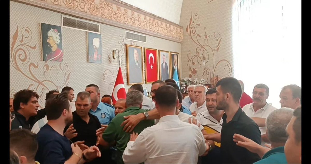 HaberMOD's tweet photo. 💥AKP’li Aksu Belediye Başkanı, meclis toplantısında İYİ Parti meclis üyelerini zabıta zoruyla dışarı çıkarttı.

İYİ Parti Antalya İl Başkanı ve il yöneticileri Belediye Başkanını makamında ziyaret ederek durumun akibetini öğrenmek istediğinde il yöneticileri belediye başkanı Halil Şahin tarafından fiziki saldırıya uğradı.