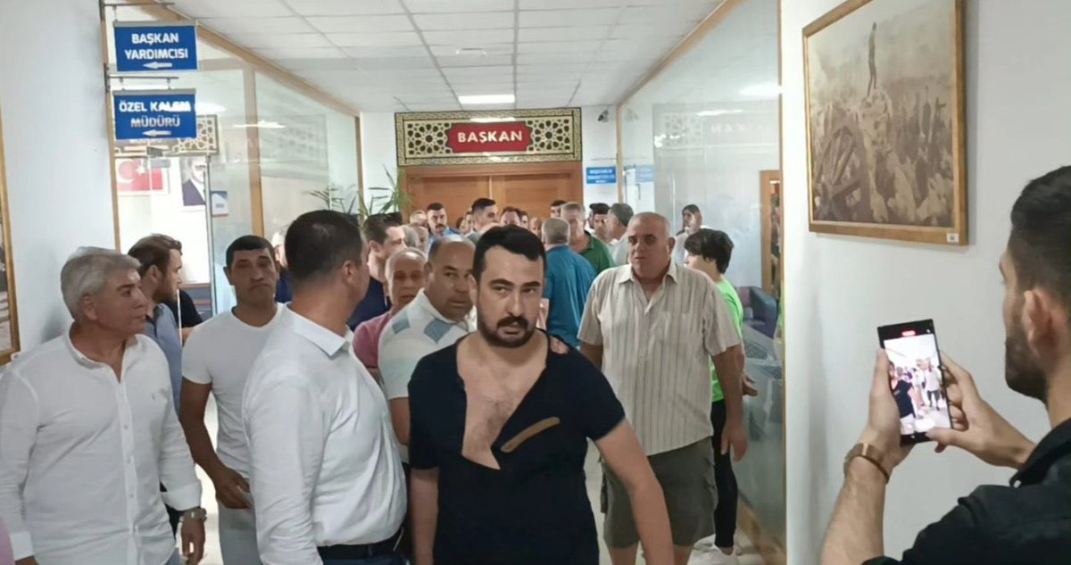HaberMOD's tweet photo. 💥AKP’li Aksu Belediye Başkanı, meclis toplantısında İYİ Parti meclis üyelerini zabıta zoruyla dışarı çıkarttı.

İYİ Parti Antalya İl Başkanı ve il yöneticileri Belediye Başkanını makamında ziyaret ederek durumun akibetini öğrenmek istediğinde il yöneticileri belediye başkanı Halil Şahin tarafından fiziki saldırıya uğradı.
