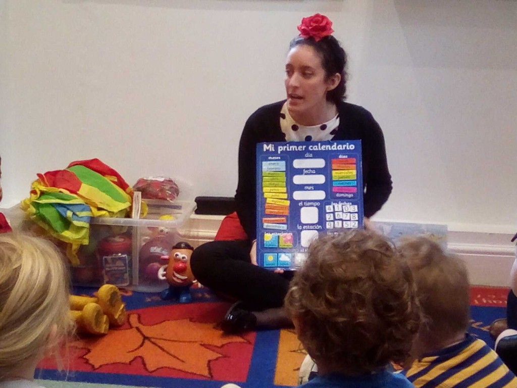 DaisyNursery's tweet image. Crown: This morning one of our Deputy Managers, Mirian, carried out Spanish sessions with each of the suites. The children thoroughly enjoyed joining in with Spanish songs and games, learning colours, days of the week and the weather! #learninglanguage #earlyyears