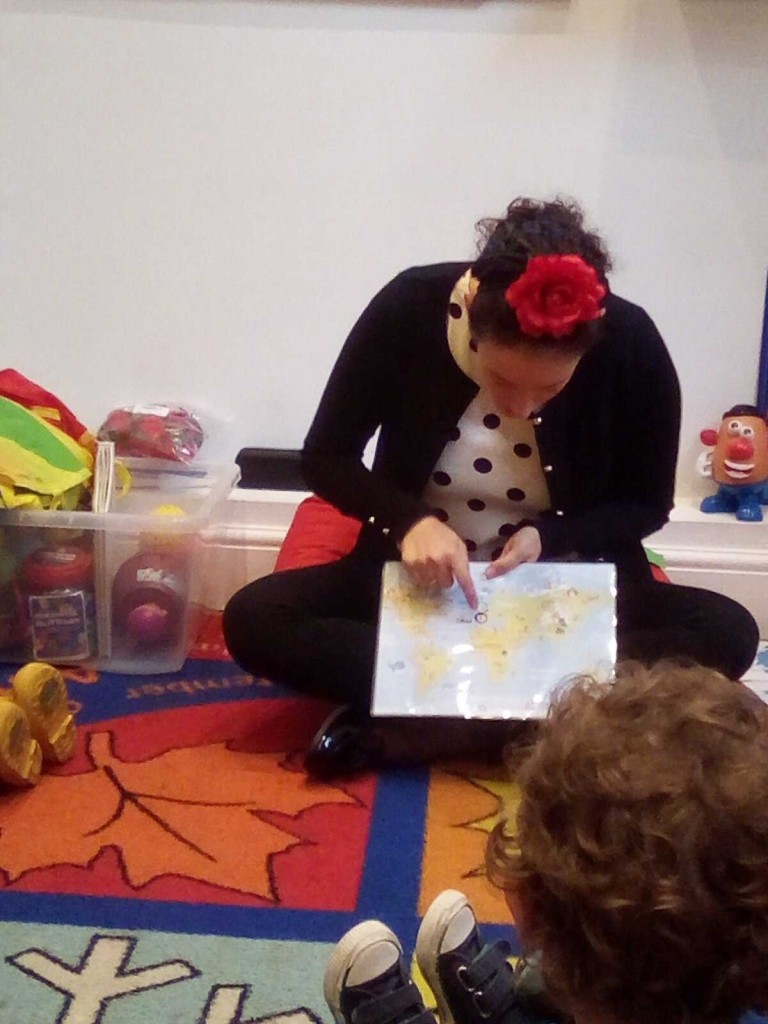 DaisyNursery's tweet image. Crown: This morning one of our Deputy Managers, Mirian, carried out Spanish sessions with each of the suites. The children thoroughly enjoyed joining in with Spanish songs and games, learning colours, days of the week and the weather! #learninglanguage #earlyyears