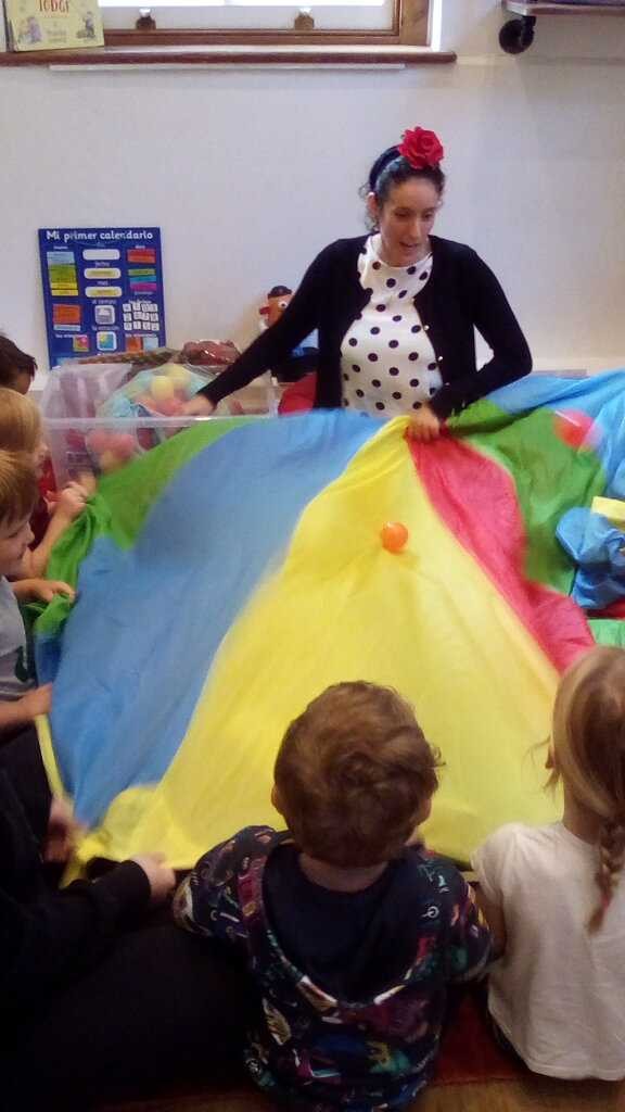 DaisyNursery's tweet image. Crown: This morning one of our Deputy Managers, Mirian, carried out Spanish sessions with each of the suites. The children thoroughly enjoyed joining in with Spanish songs and games, learning colours, days of the week and the weather! #learninglanguage #earlyyears