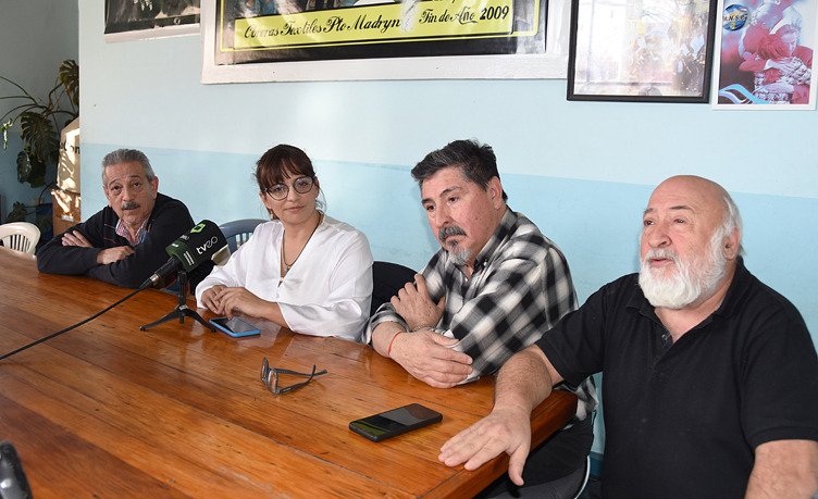 LorenaAlcala's tweet photo. Agradezco a la familia textil por abrirme las puertas una vez más, sector tan golpeado en los últimos tiempos. Hemos realizado reuniones con el Gobierno Nacional donde se planteó que Trelew y el Valle tengan promoción industrial para la generación de empleo.  
@ReconstruirChub https://t.co/MqOQNol6qm