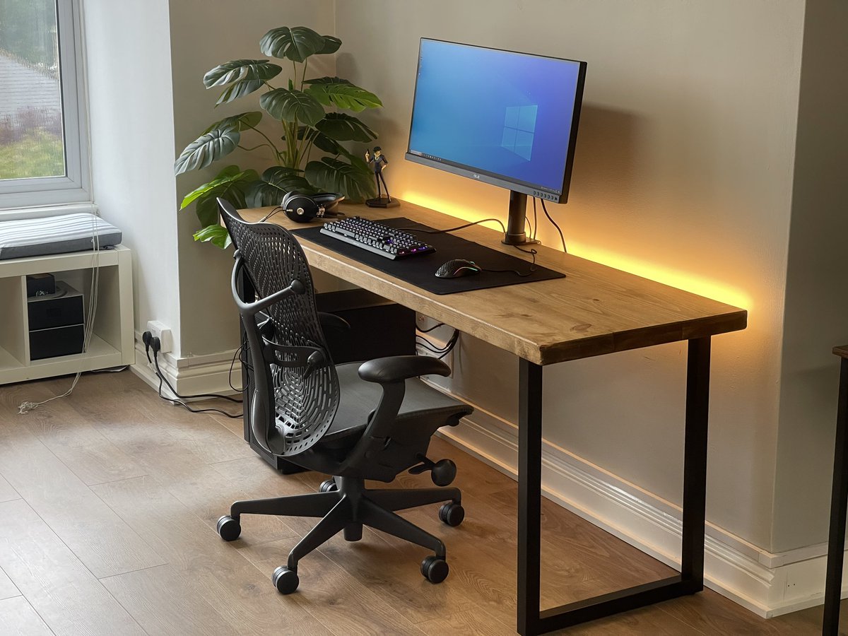 semitedits's tweet photo. claimed my desk at the @speedsilverr office !! https://t.co/3TQIvX6vdd