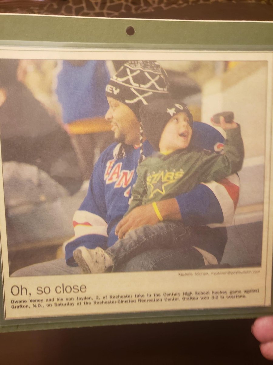 This is tremendous. Sorry ⁦<a href="/veney1971/">Dwane Veney</a>⁩, I had to steal this from your post. A young ⁦<a href="/JaydenVeney/">jayden veney</a>⁩ at a Century hockey game. I’m told it’s JT’s birthday today. Happy 18th to the ⁦<a href="/RocketBoysPuck/">John Marshall Boys Hockey</a>⁩ &amp; ⁦<a href="/OmahaLancers/">Omaha Lancers</a>⁩ d-man, who’s grown a bit since that photo