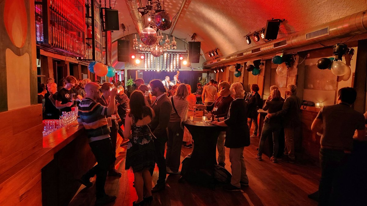 #Rotterdam is even de allerslimste stad van #Europa! Ruim 900 #hoogbegaafden uit europa bijeen bij de #EMAG, The #European Mensas Annual Gathering. 4 Dagen bij elkaar, vandaag de Icebraker in #Bird
#Mensa #hoogbegaafd #IQ #HighIQ #Nederland