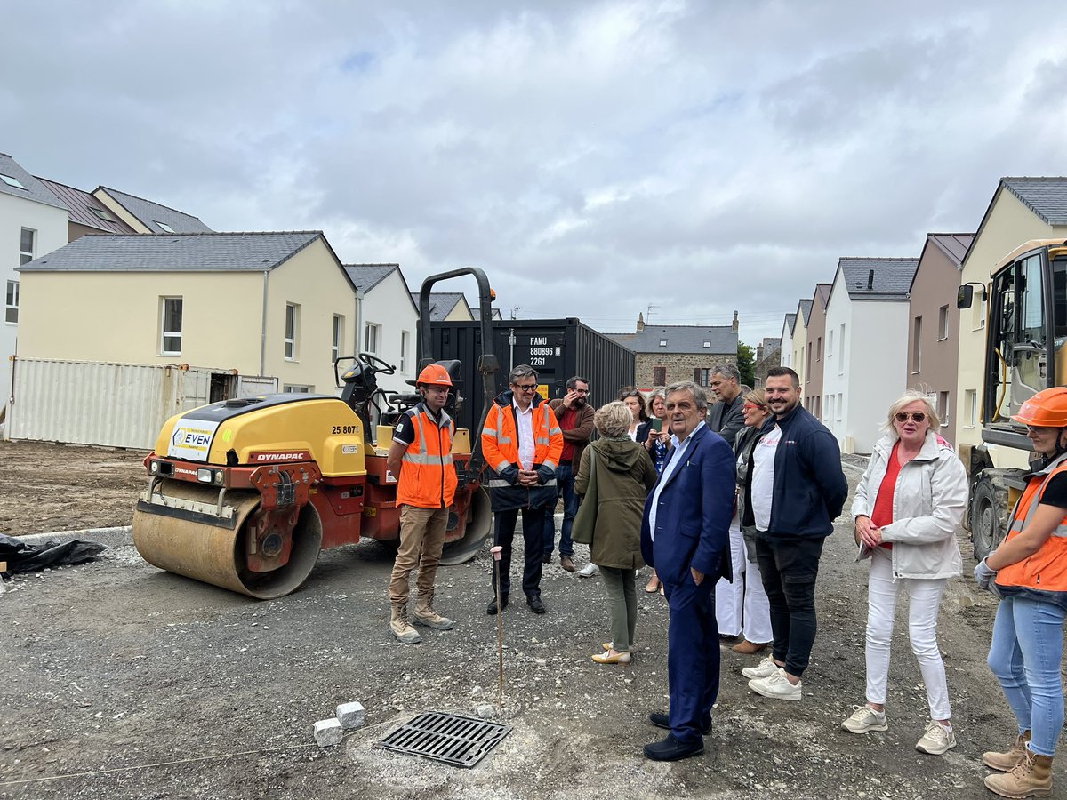 gilleslurton's tweet photo. Visite de chantier sur le programme Amiral Tréhouart à @VilleSaintMalo Une réalisation de 90 logements mixant locatif social, accession sociale à la propriété, logements seniors, appartements de grande qualité et pavillons mis en vente en bail réel solidaire. https://t.co/rFhIZycHzM